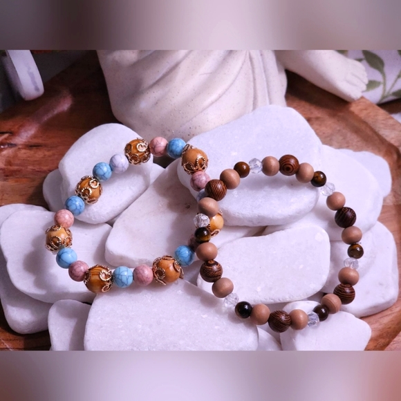 Beautiful teak wooden beads with family tree mala stackable bracelet - Picture 4 of 4